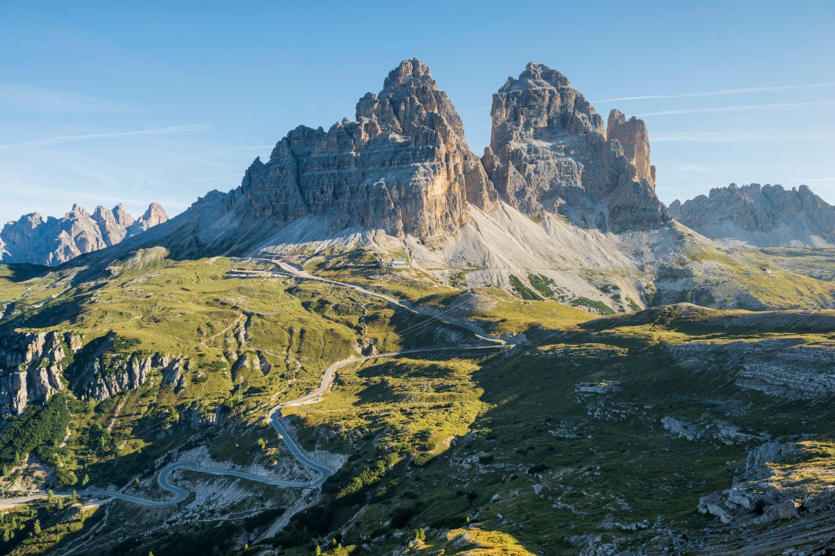 Vista delle Tre Cime di Lavaredo In Veneto sport e montagna per una vacanza attiva tra le cime delle Dolomiti